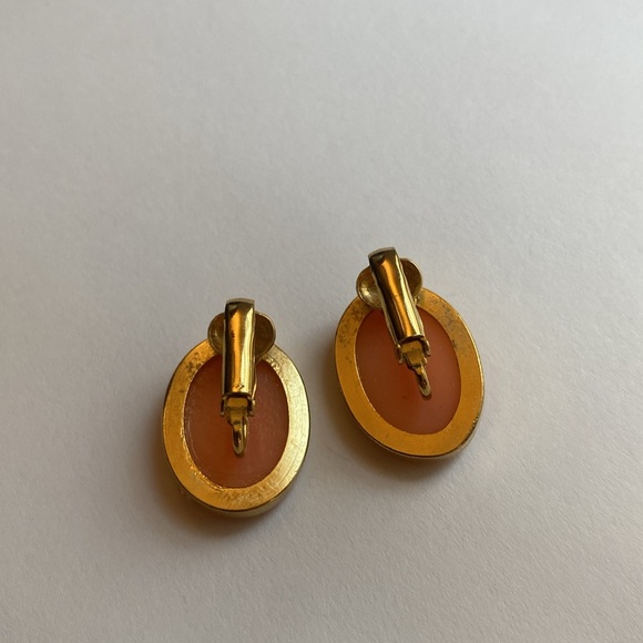 Vintage cameo clip-on earrings - Picture 6 of 10